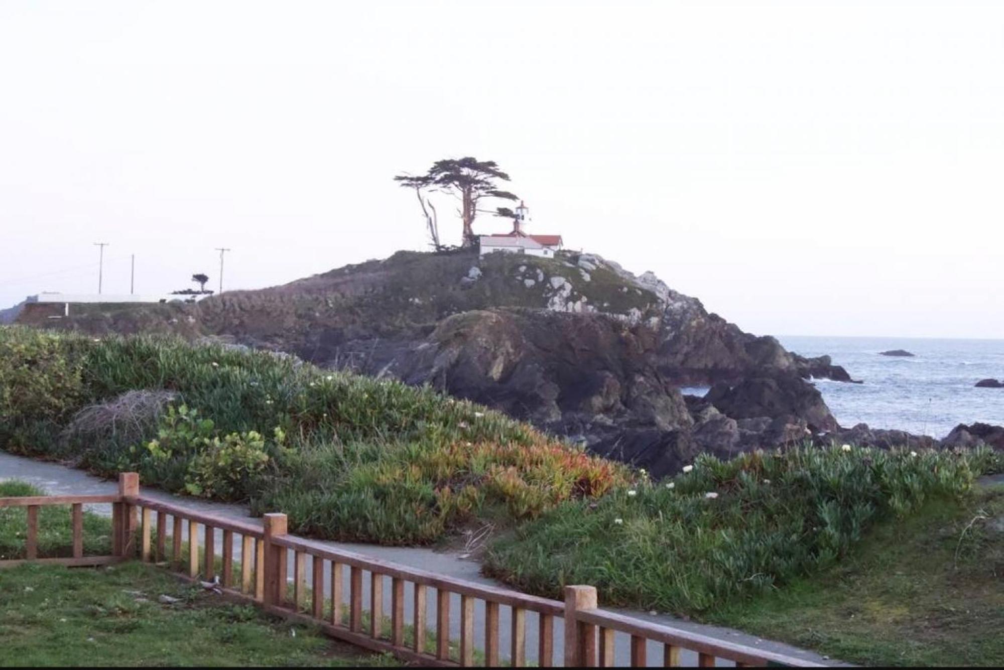 Private Home - Playground, Jumping Mat, Bbq, Darts, Firepit, Gazebo, 4 Smart Tvs, White Cotton Bedding, - The Redwood Cul-De Sac Beach Retreat Crescent City Εξωτερικό φωτογραφία